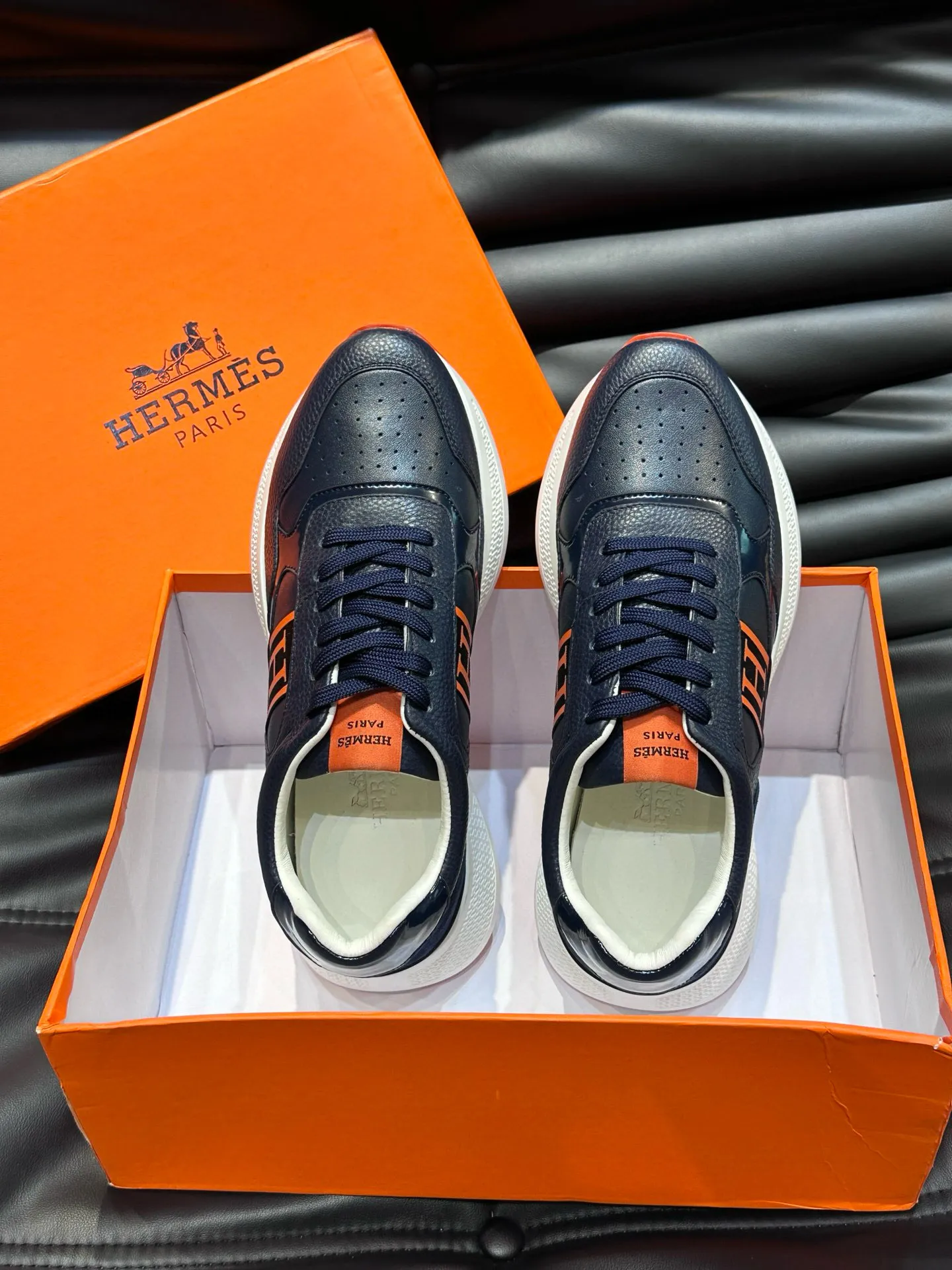 Factory price: 540💰HERMES/Hermes Hugo thick-soled sneakers are casual men's shoes. These sneakers are made of imported first-layer cowhide leather and breathable mesh design. The contrasting color design creates a dynamic and modern shape. The front end of the toe is decorated with natural-color rubber inlays. The style is novel and fashionable. The texture is incomparable, with cowhide lining and cowhide foot pads, the upper foot is comfortable and breathable, and the rubber sole is decorated with geometric patterns and iconic "H" details. A very personal one! Size: 39-44 (customized at 38.45)